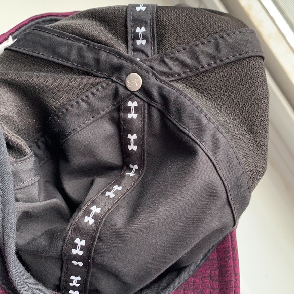 Under Armour breathable sweat proof hat - Picture 2 of 3